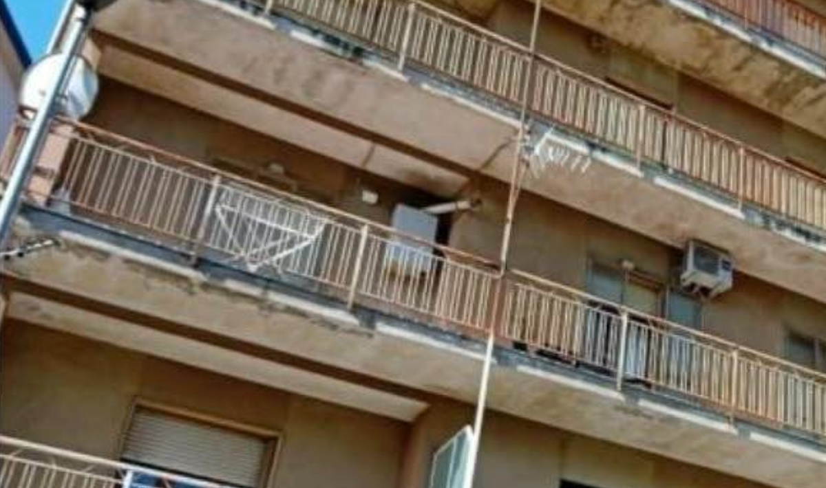 Ιταλία: Μητέρα πήδηξε με τα τρία παιδιά της από το μπαλκόνι 3ου ορόφου