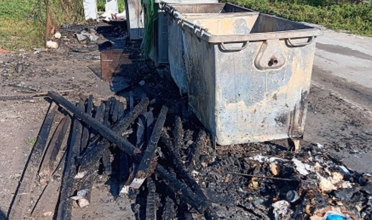 Βανδαλισμοί στη Μεσαρά: Έκαψαν κάδους απορριμμάτων αντί για τον «Ιούδα» στο Πετροκεφάλι (φώτο)