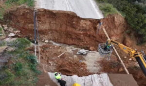 Αποκαλυπτικές εικόνες από drone: Κόπηκε στη μέση ο δρόμος στην Καλλιτεχνούπολη από το φουσκωμένο ρέμα