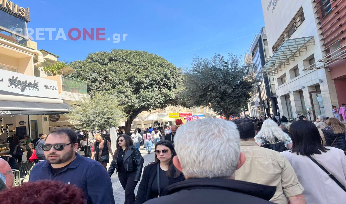 Ηράκλειο: «Πλημμύρισε» το κέντρο από κόσμο για τα τελευταία ψώνια πριν την Ανάσταση