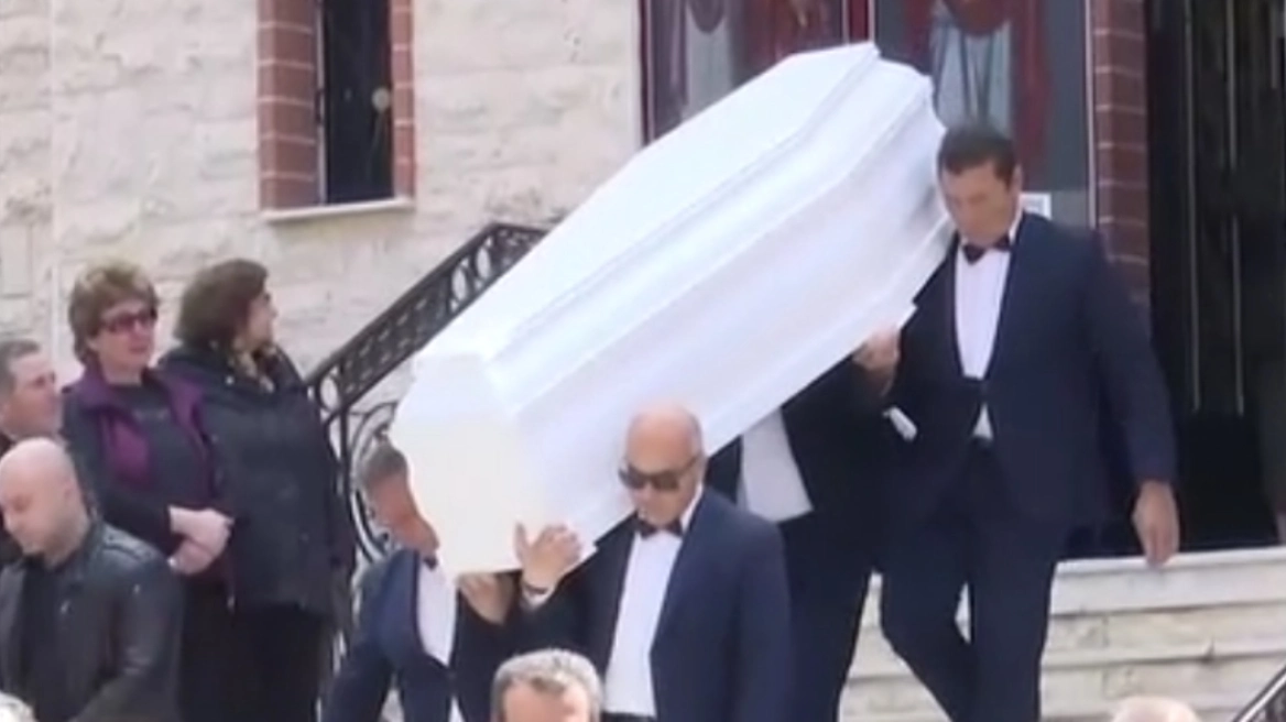 Θλίψη και οδύνη στο τελευταίο «αντίο» στον 27χρονο που δολοφονήθηκε στον Άγιο Δημήτριο (βίντεο)