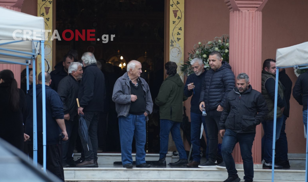 Δαφνές: Σε κλίμα οδύνης τελείται αυτή την ώρα η κηδεία της Ελευθερίας Γιακουμάκη (φώτο)