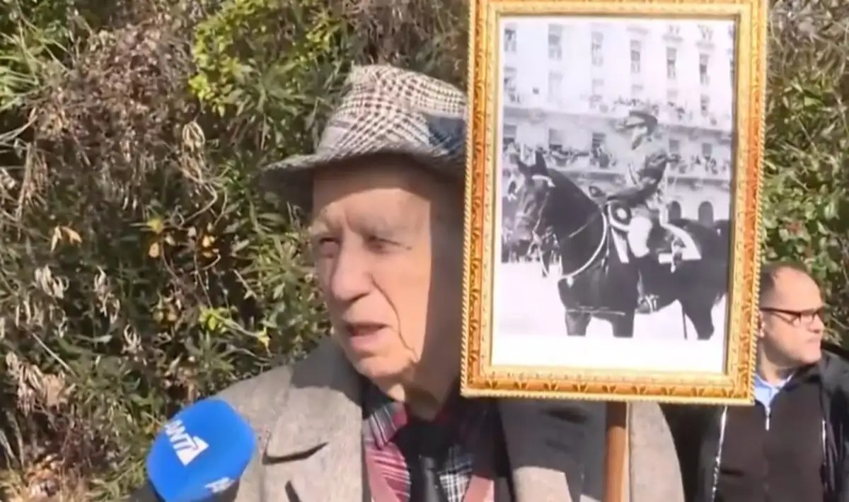 Ο 89χρονος με τις ένοπλες επιθέσεις είχε εμφανιστεί στην κηδεία του τέως βασιλιά Κωνσταντίνου – Δείτε βίντεο