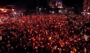 Η Κορυτσά «πλημμύρισε» από κόσμο το βράδυ της Ανάστασης – Δείτε εντυπωσιακά πλάνα από drone