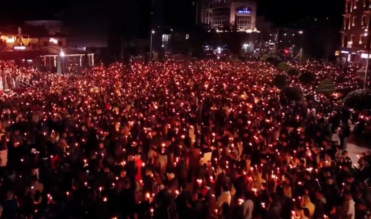 Η Κορυτσά «πλημμύρισε» από κόσμο το βράδυ της Ανάστασης – Δείτε εντυπωσιακά πλάνα από drone