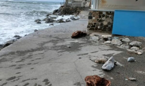 Μεσαρά: Εικόνες καταστροφής στο παραλιακό μέτωπο από την κακοκαιρία (φώτο)