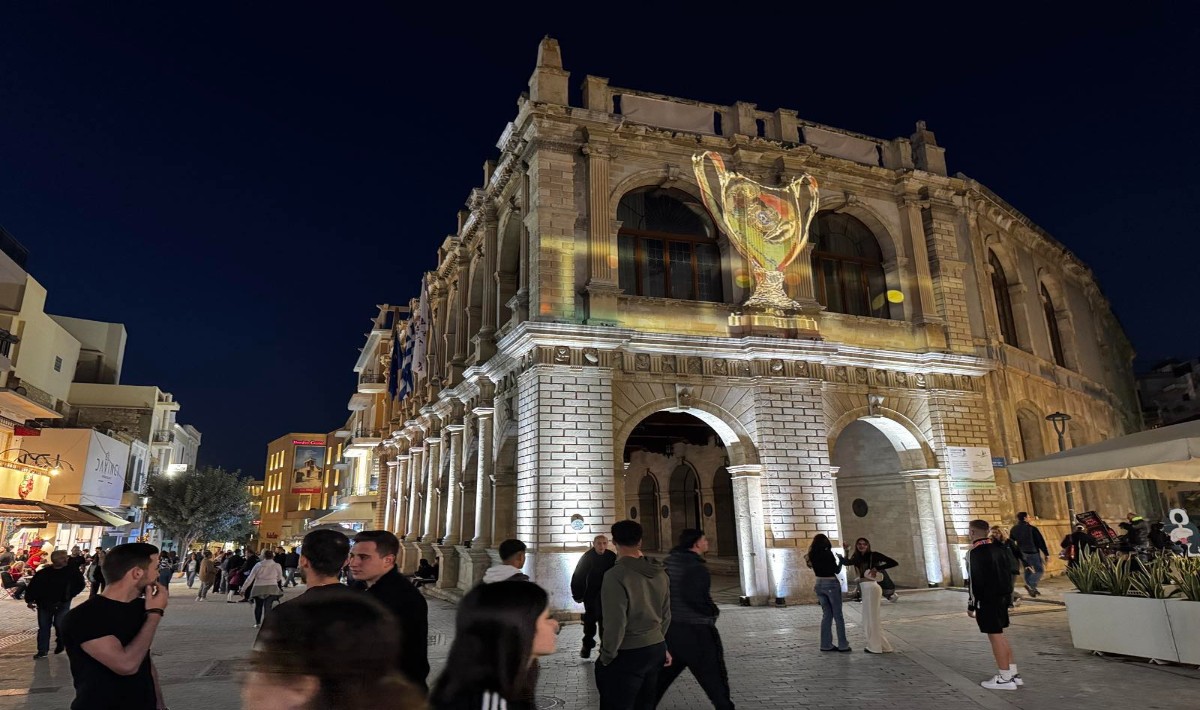 Ηράκλειο: Εντυπωσιακή φωταγώγηση του Κυπέλλου του ΟΦΗ στη Λότζια (φωτογραφίες)