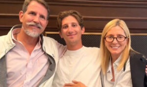 Δύσκολες ώρες για τον γιο του Παύλου Ντε Γκρες – Χτύπησε και ράγισε το κεφάλι του