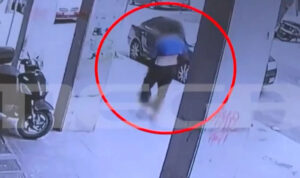 Άγρια επίθεση στο Μεταξουργείο: Μαχαίρωσαν 40χρονο για να του αρπάξουν την τσάντα -βίντεο ντοκουμέντο