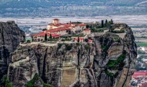 Τραγωδία στα Μετέωρα: Γυναίκα έχασε τη ζωή της μετά από πτώση από Μονή