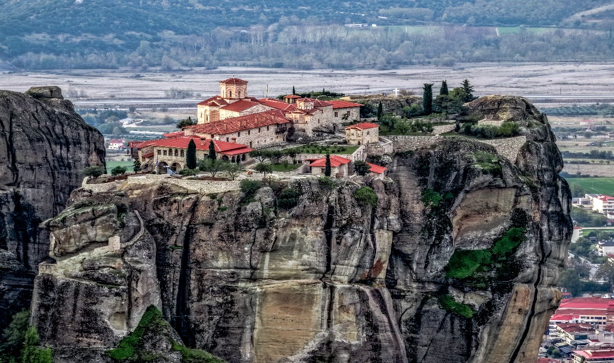 Η στιγμή της θανατηφόρας πτώσης της 65χρονης στα Μετέωρα (βίντεο)