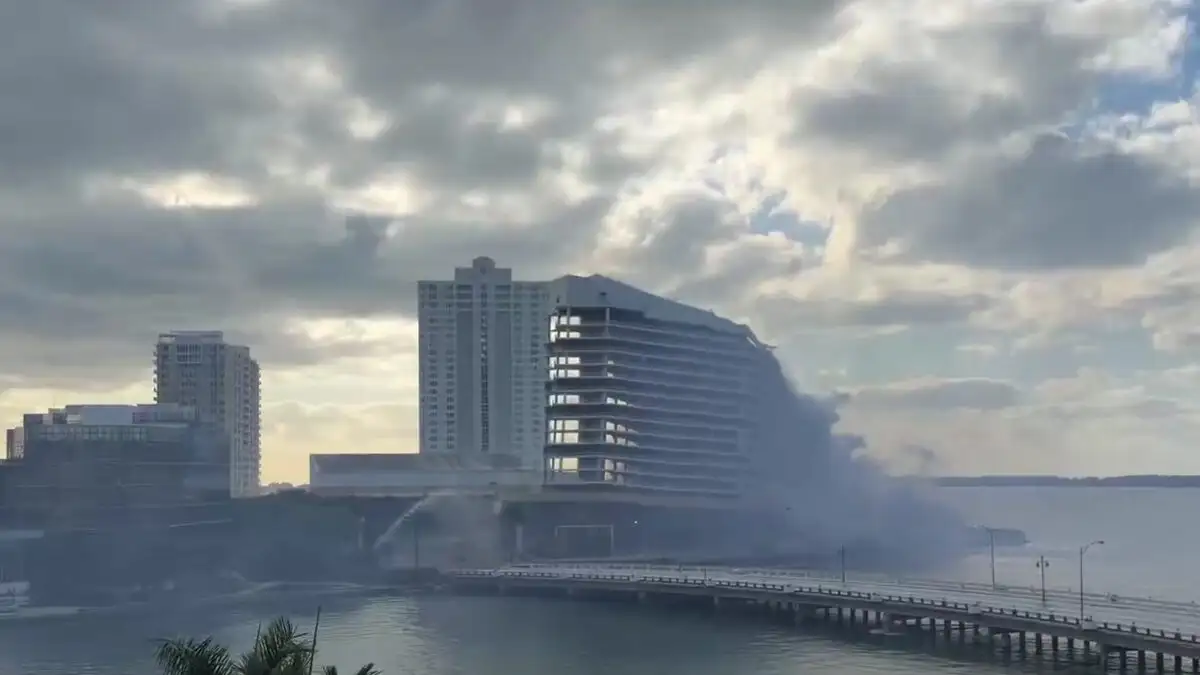 Μαϊάμι: Γνωστό ξενοδοχείο κατεδαφίστηκε μέσα σε 20 δευτερόλεπτα (βίντεο)