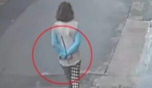 Νεάπολη: Νεκρή 30χρονη γυναίκα – Είχε εντοπιστεί να περπατάτει ξυπόλητη και με δεμένα τα χέρια στους δρόμους (βίντεο)