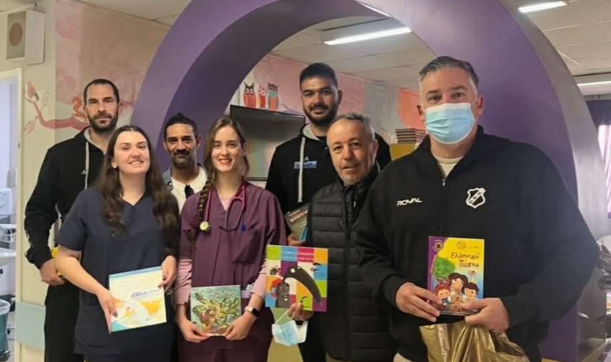 ΟΦΗ: Επίσκεψη ανθρωπιάς στο ΠαΓΝΗ – Παίκτες μοίρασαν βιβλία και χαμόγελα στα παιδιά (φώτο)