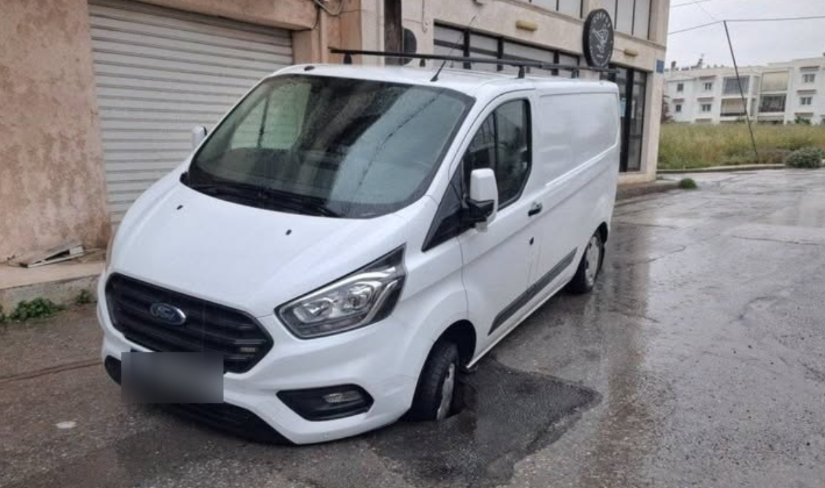 Δρόμος… παγίδα στον Κατσαμπά: Βούλιαξε βαν μετά από βροχή – Δείτε φωτογραφία