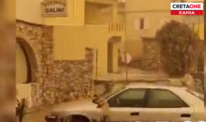 Χανιά: Μέχρι τα σπίτια έφτασε η θάλασσα στην παραλιακή της Παλαιόχωρας – Κίνδυνος για ζημιές  (βίντεο)