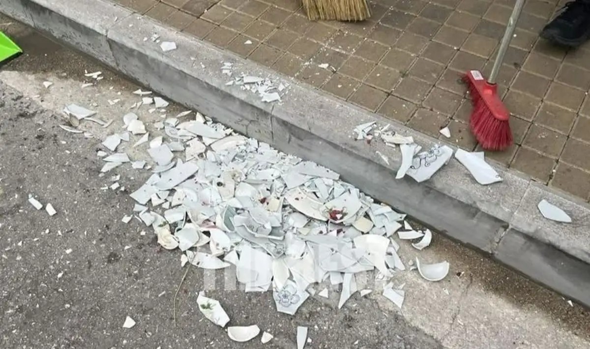 Πάτρα: Πιάτα, λάμπες και κροτίδες στο παραδοσιακό έθιμο της Πρώτης Ανάστασης