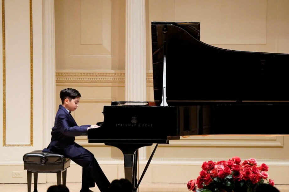 1οχρονος πιανίστας Εμμανουήλ Κουτσάκης