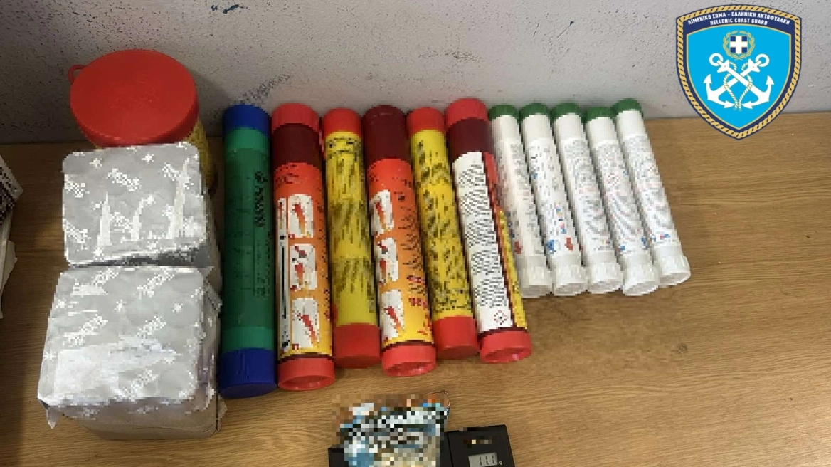 Χειροπέδες σε 25χρονο στον Πειραιά – Τον έπιασαν με ναρκωτικά και πυροτεχνικά μέσα σε πλοίο στο λιμάνι