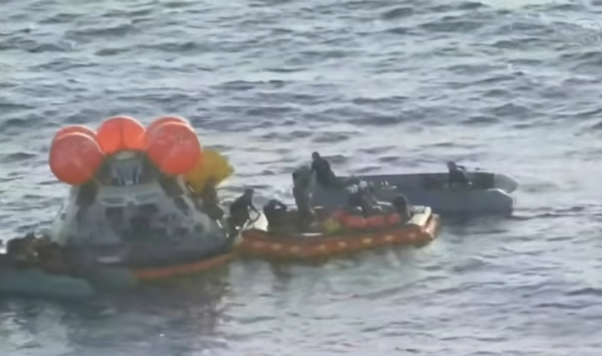 Επέστρεψαν στη Γη οι αστροναύτες μετά το ιστορικό ταξίδι στη Σελήνη