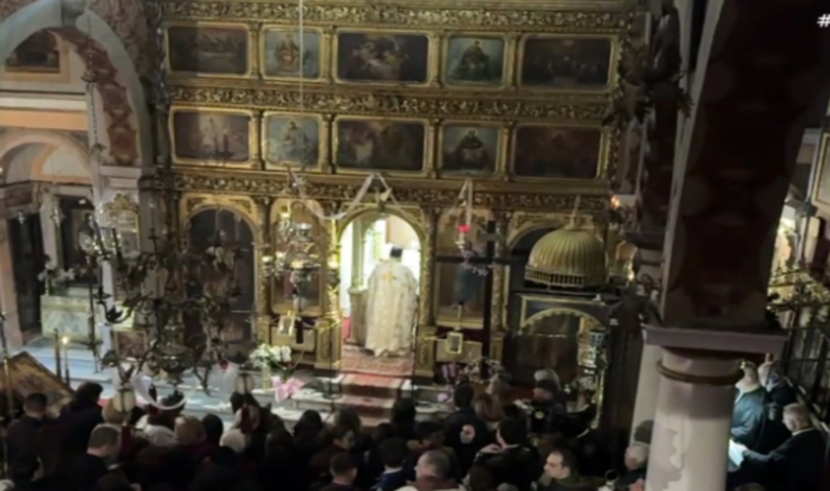 Πολυέλαιοι σείονται στην Πρώτη Ανάσταση – Πότε αναμένεται το Άγιο Φως στην Κρήτη