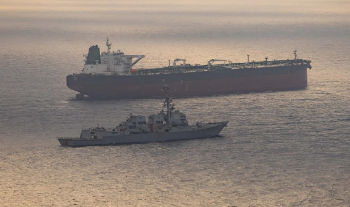 Στενά του Ορμούζ: Βίντεο «ομηρίας» πλοίων ανεβάζουν την ένταση