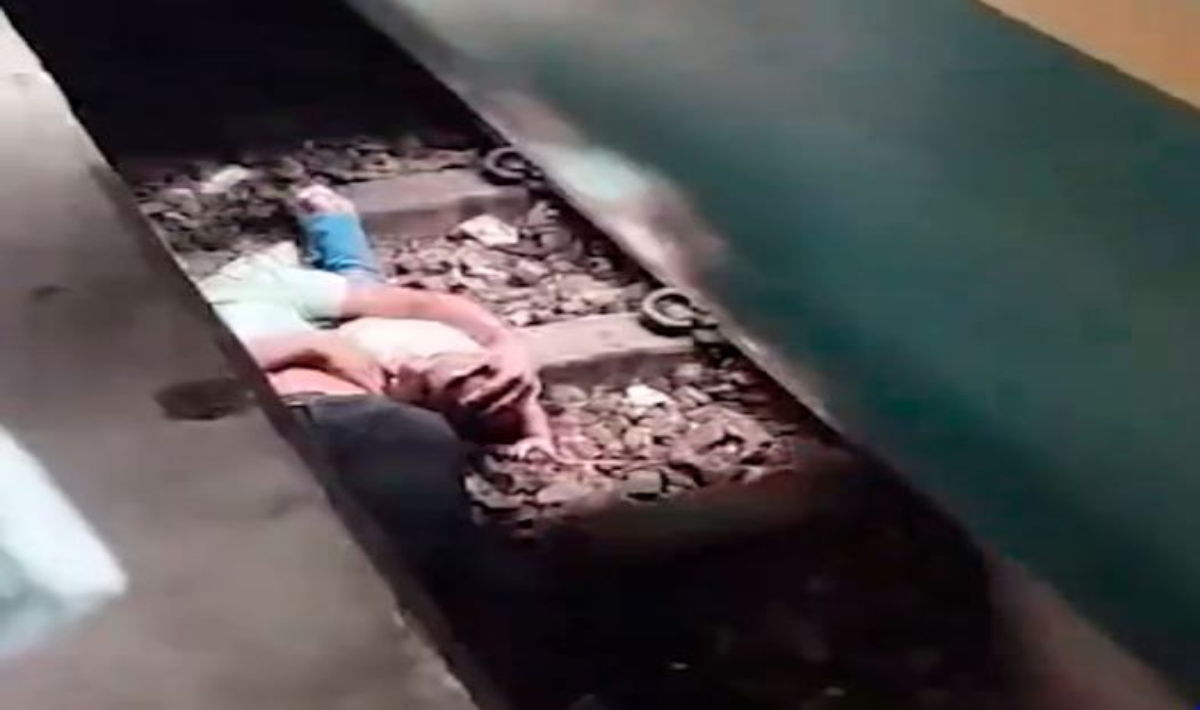 Μπαγκλαντές: Βίντεο σοκ – Βρέφος στις ράγες την ώρα που περνά τρένο (βιντεο)