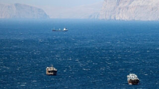 ΠΛΟΙΟ ΠΛΟΙΑ ΣΤΕΝΑ ΟΡΜΟΥΖ
