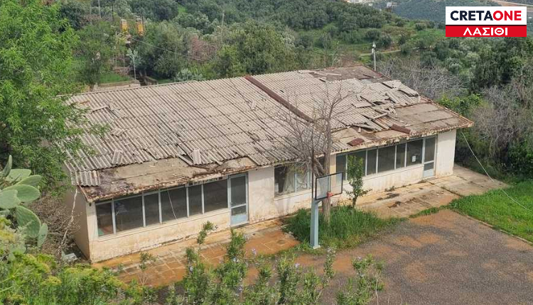 Λασίθι: Επικίνδυνο ελενίτ έφυγε από τη στέγη του παλιού σχολείου στις Βρύσες (φώτο)