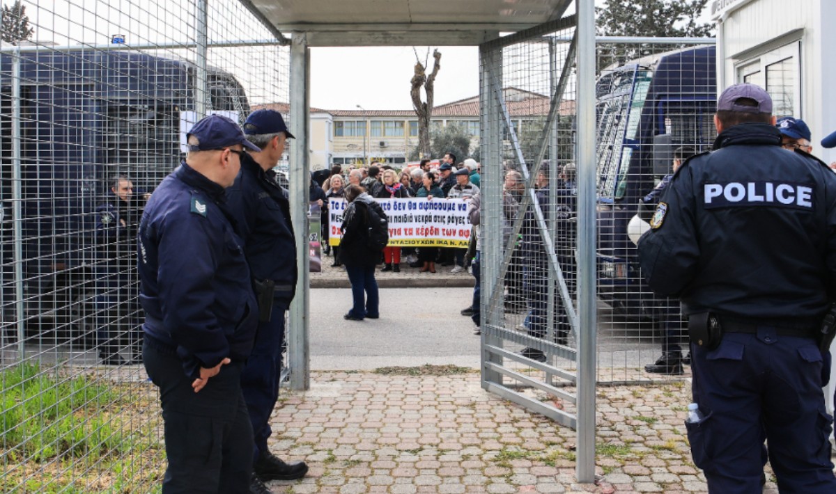 Σοκ και οργή στη δίκη για το δυστύχημα στα Τέμπη: Συγγενείς θυμάτων συγκρούονται με την αστυνομία