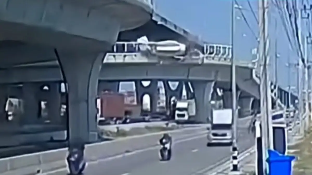 Ταϊλάνδη: Σοκάρει το βίντεο με μπετονιέρα που πέφτει από γέφυρα πάνω σε άλλα αυτοκίνητα