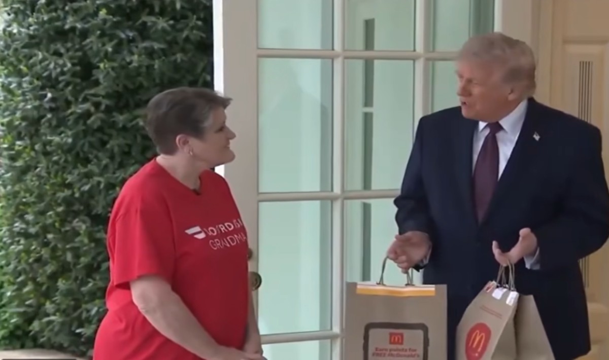 Τραμπ: Παραγγέλνει McDonald’s στο Οβάλ Γραφείο – Δείτε το βίντεο
