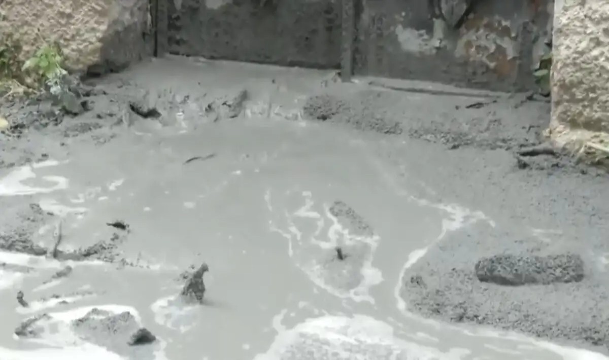 Κυψέλη: Αναβλύζει τσιμέντο από τον δρόμο – Η κυκλοφορία έχει διακοπεί