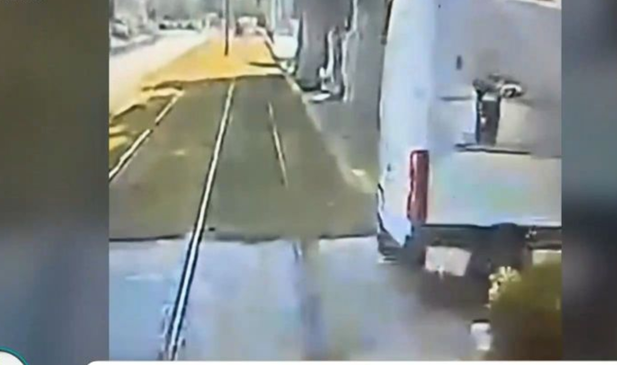 Τροχαίο στο Καλαμάκι: Η στιγμή που βανακι συγκρούεται με τραμ (βίντεο-ντοκουμέντο)