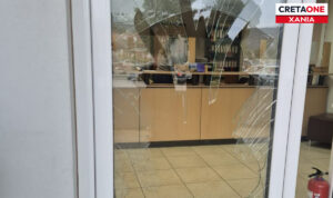 Χανιά: Έσπασαν τζαμόπορτα στην Υπηρεσία Δόμησης του δήμου Χανίων (φώτο)