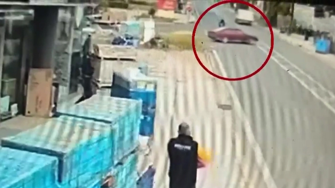 Τροχαίο στην Αρτέμιδα: Η στιγμή που αυτοκίνητο χτυπάει σφορδρά μοτοσυκλετιστή και τον εγκαταλείπει (βίντεο)