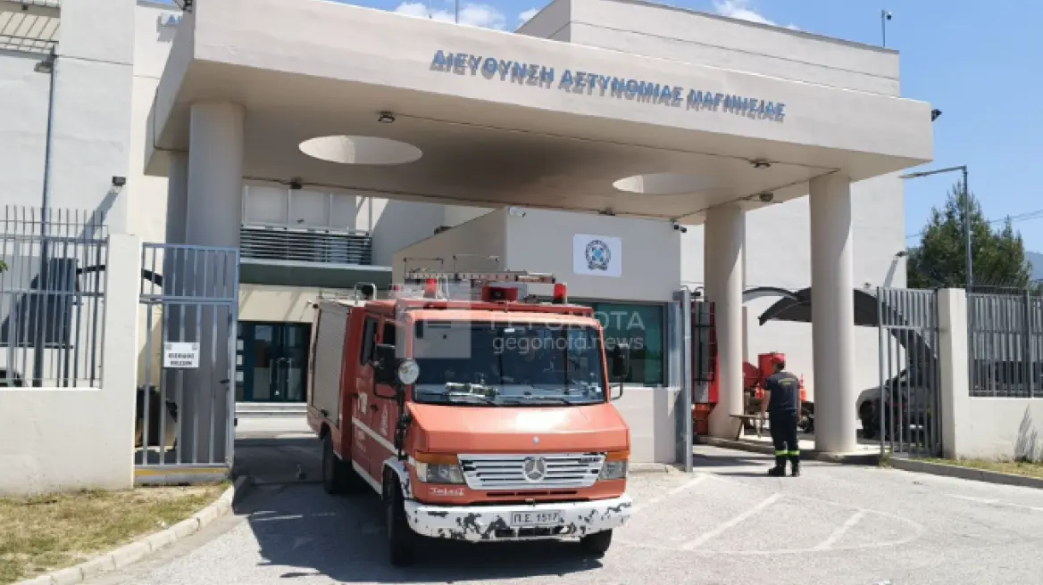 Φωτιά ξέσπασε στα κρατητήρια του Αστυνομικού Μεγάρου Μαγνησίας – Στο σημείο η Πυροσβεστική (βίντεο)