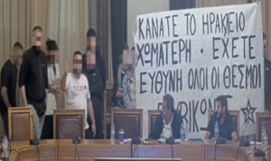 «Κάνατε το Ηράκλειο χωματερή» – Παρέμβαση του Ρουβίκωνα με σκουπίδια μέσα στο Δημοτικό Συμβούλιο