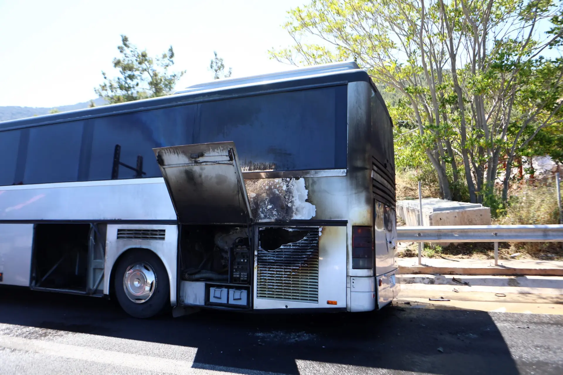 Κατεχάκη: Στις φλόγες «τυλίχθηκε» λεωφορείο με τουρίστες – Επι ποδός η Πυροσβεστική (φώτο)