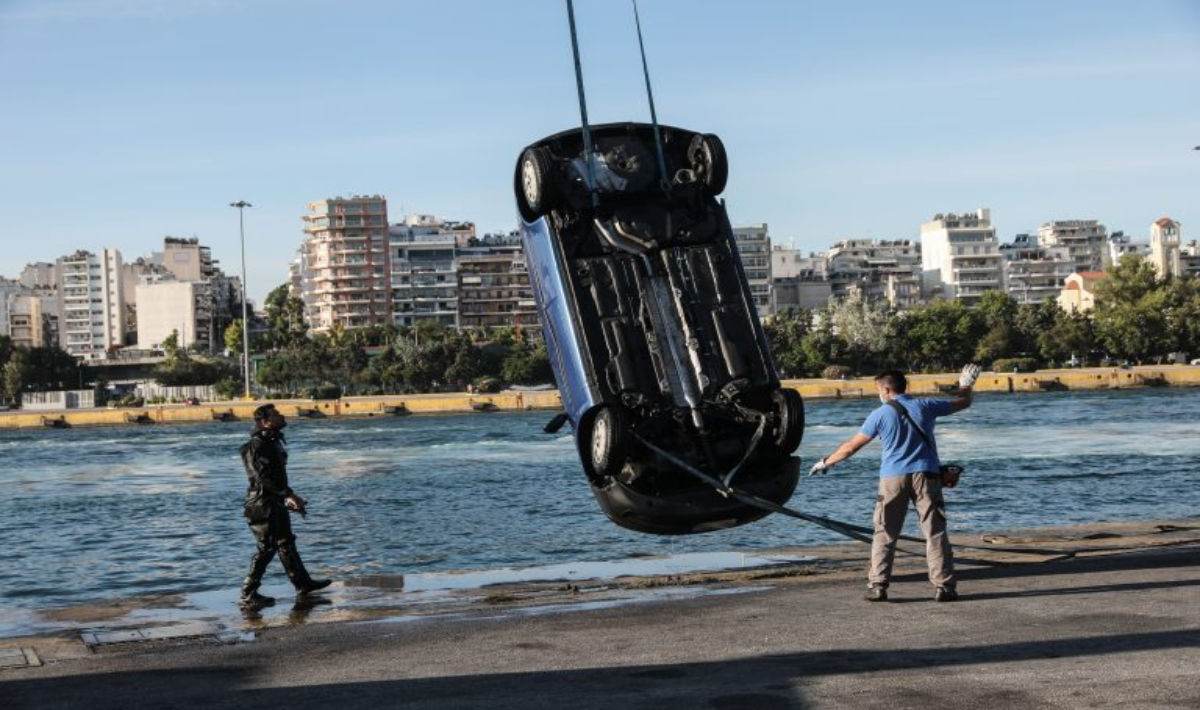 Αυτοκίνητο έπεσε στη θάλασσα στον Πειραιά – 89χρονος ο οδηγός