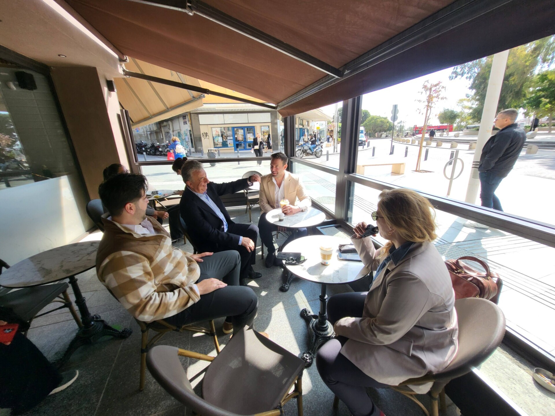 Όχι μόνο τον υποδέχθηκε στην Περιφέρεια αλλά ήπιαν και καφέ