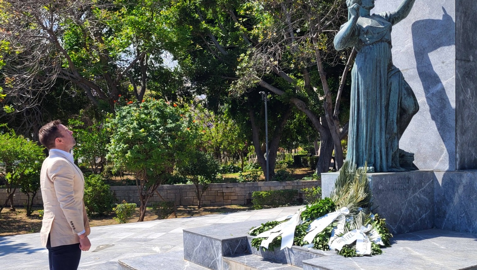 Στην Κρήτη ο Στέφανος Κασσελάκης – Κατάθεση στεφάνου για τη Μάχη της Κρήτης