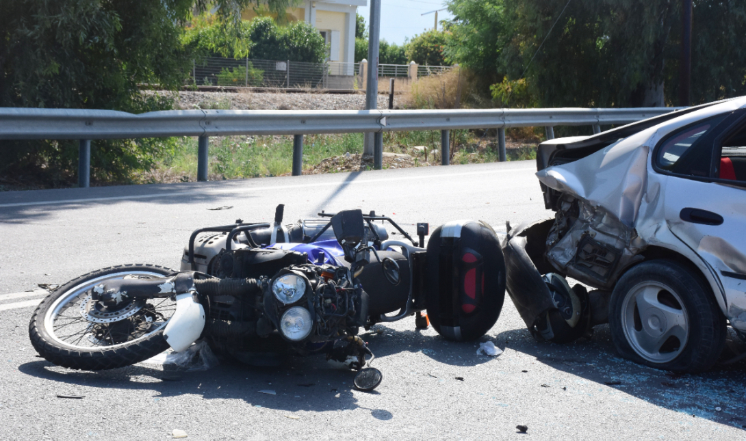 Θανατηφόρο τροχαίο με θύμα 20χρονο οδηγό μηχανής στην Πάτρα – Σε κρίσιμη κατάσταση 46χρονος συνεπιβάτης
