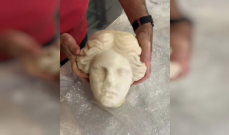Ανακαλύφθηκε θαμμένο σε παραλία μαρμάρινο κεφάλι 2.000 ετών της θεάς Αφροδίτης! (βίντεο)