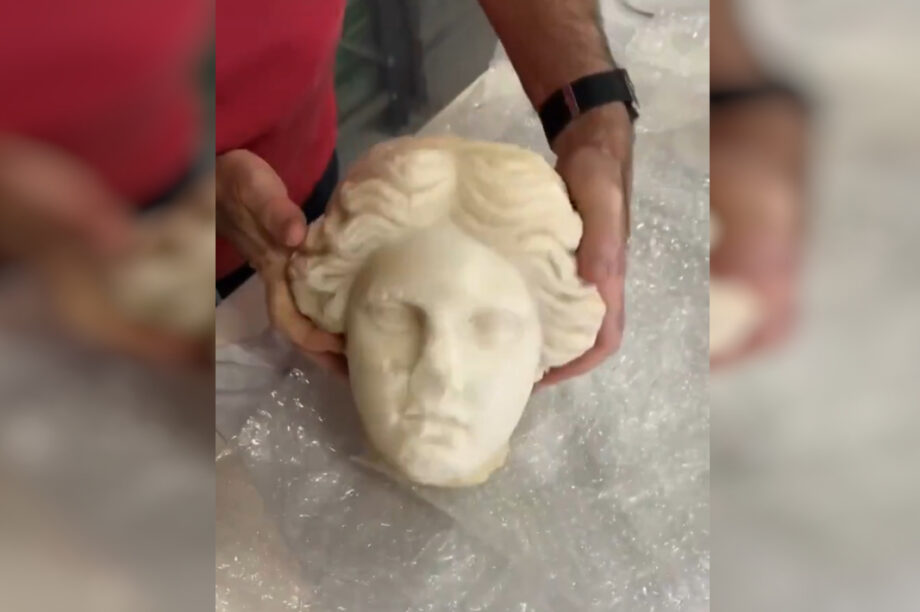 Ανακαλύφθηκε θαμμένο σε παραλία μαρμάρινο κεφάλι 2.000 ετών της θεάς Αφροδίτης! (βίντεο)