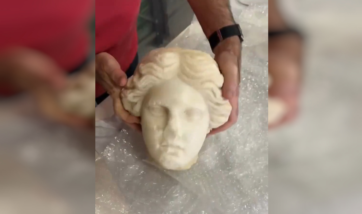 Ανακαλύφθηκε θαμμένο σε παραλία μαρμάρινο κεφάλι 2.000 ετών της θεάς Αφροδίτης! (βίντεο)
