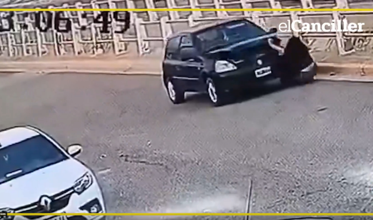 Αργεντινή: Οδηγός παρασύρθηκε από το ίδιο το αυτοκίνητό της! (βίντεο)