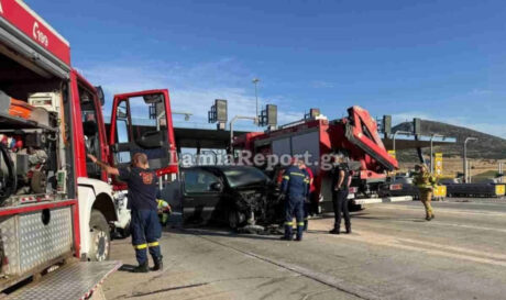 Σφοδρή σύγκρουση και εγκλωβισμός οδηγού στα διόδια Θηβών