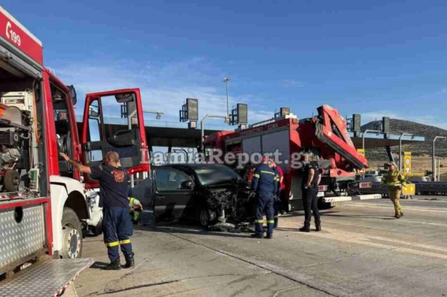 Σφοδρή σύγκρουση και εγκλωβισμός οδηγού στα διόδια Θηβών