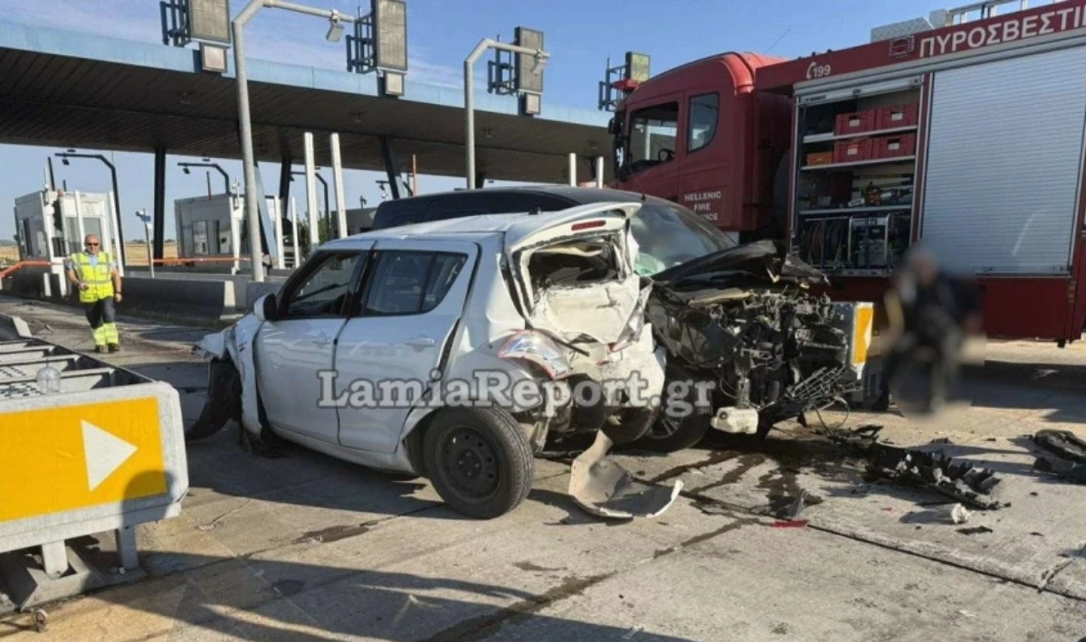 Σφοδρή σύγκρουση και εγκλωβισμός οδηγού στα διόδια Θηβών